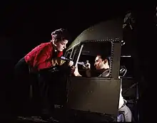 Rivetage du cockpit d'un avion de transport C-47 Dakota ; usine North American d'Inglewood, en 1942.