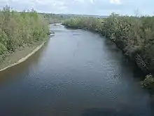 La rivière Allier au premier plan, et les contreforts de la montagne bourbonnaise en arrière-plan