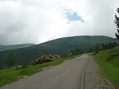 Après avoir passé la ferme-auberge de Landersen. Le Petit Ballon (1&nbsp;272&nbsp;m) apparaît au fond à gauche avec le col et la ferme-auberge de Rothenbrunnen.