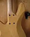 Fixation du manche par quatre vis sur cette basse Rob Allen.