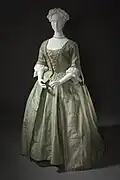 Robe à la Française en taffetas (1725).