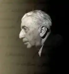 Photo en noir et blanc du profil gauche d'un homme aux cheveux blancs.