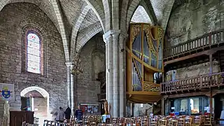 L'orgue et les mezzanines.
