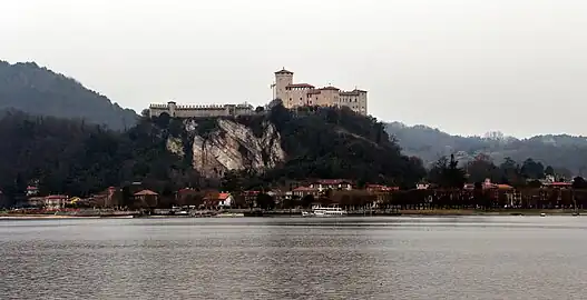 La forteresse Borromée d'Angera&nbsp;(it) sur la rive lombarde du lac Majeur vue depuis Arona.