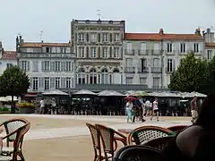 La place Colbert, cœur de la ville, ancienne place d'armes.