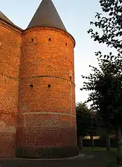 Tour droite de la façade ouest (avec lézarde à leur jonction).