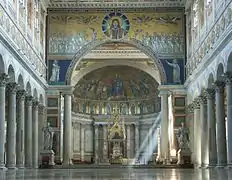 L'arc de Galla Placidia dans la basilique Saint-Paul-hors-les-Murs, datant du Ve&nbsp;siècle puis refait au XIXe&nbsp;siècle.