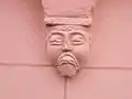 Un corbeau roman (même édifice)
