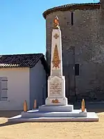 Le monument aux morts sur la place du bourg (sept.&nbsp;2012).