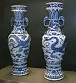Deux vases connus en tant que David vases, Yuan datés 1351. Porcelaine à décor bleu de cobalt sous couverte, h : 63,5&nbsp;cm. Percival David Foundation of Chinese Art&nbsp;(en), British Museum.