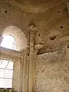 Photographie en couleurs d'un chapiteau historié.