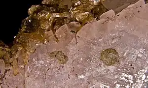 Roschérite sur quartz rose - Sapucaia Brésil (Vue 2,5&nbsp;cm)