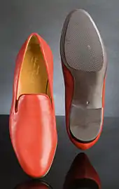 Mocassins papaux, fabriquées par le cordonnier du pape, Adriano Stefanelli, domicilié à Novara – porté par le pape Benoît XVI.