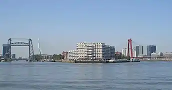 Vue depuis le Maasboulevard, avec à l'extrême gauche le Koningshavenbrug.