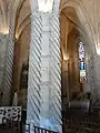 Colonnes câblées engagées dans un pilier.