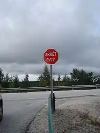 Panneau de signalisation bilingue (français et cri) avant d'entrer sur la Route de la Baie James au km 257