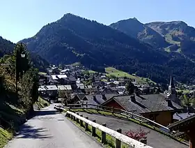 Vue depuis Châtel au nord avec la pointe du Midi (à gauche) et la tête de Linga (à droite).
