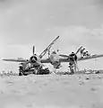 Bristol Beaufighter Mark IC (T4982 U) du No. 252 Squadron RAF à Idku (Égypte). À noter la configuration de son armement : 4 canons de 20&nbsp;mm sous le nez, 4 mitrailleuses de 7,7&nbsp;mm dans l'aile droite et 2 de même calibre dans l'aile gauche. Date : entre 1939 et 1943.