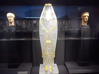 Bijoux en or et ornements de vêtements d'une reine macédonienne à Aigai