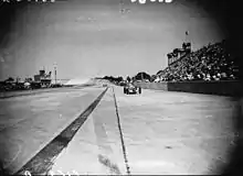 Photo de Caracciola pilotant une Mercedes-Benz W25B au Grand Prix automobile de France 1935.