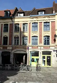 Photo de façade de bâtiments.