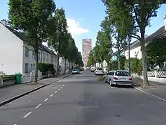 Rue Francis Mariotte, cité Notre-Foyer, avec au fond la tour du 26 boulevard Oscar Leroux