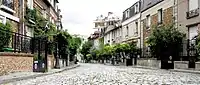 La rue Irénée-Blanc au débouché de la rue Jules-Siegfried.