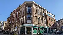 Au no&nbsp;11, une maison d'inspiration éclectique construite en 1911 (architecte inconnu), maison formant l'angle avec la rue Rue François Gay. Façade de briques, rehaussée de pierre bleue. Balcons à garde-corps en ferronnerie géométrique.