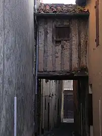 Rue Maubec se terminant en ruelle médiévale traversée par un pontet.