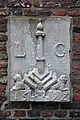 Pierre portant les armes de Liège datée de 1592 et replacée à l'entrée de la cour Saint-Remy. Provenant à l'origine de la porte Saint-Martin, elle est récupérée du rue des Bégards no&nbsp;4 lors de la création de la cour.