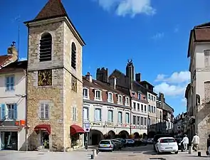 Rue du Commerce et Tour de l'Horloge.