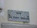 Plaque monolingue en français en style traditionnel.