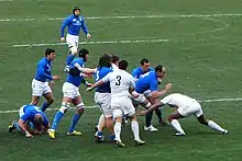 Les avants italiens regroupés autour de Parisse, pénétrent dans l'axe, un Français tente de le stopper.