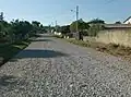 Une route de gravier dans le quartier.