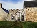 Le presbytère et sa porte charretière.