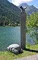 S'entête et Cornes d'Orant, au bord du lac de Champex (Valais) lors de l'exposition en plein air 10 ans de sculpture, en été 2013. Les deux sculptures, entreposées au centre de tri de Merdenson après l'exposition, furent détruites dans un incendie.