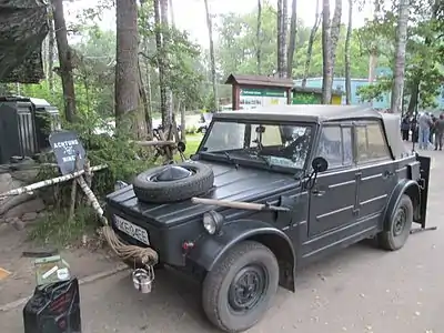 Entrée du complexe, avec exposition d’un véhicule.
