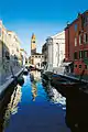 Une des œuvres de Boatto sur Venise : Église et canal de San Barnaba ; acrylique sur toile, 2004, 100&nbsp;×&nbsp;70&nbsp;cm.