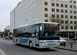 SETRA S415UL €6 no&nbsp;129 de LCJ Autocars, en gare routière de Saint-Quentin en Yvelines.