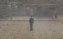 Un exemple de vue à la troisième personne (en haut), ici dans le jeu Sherlock Holmes contre Jack l'Éventreur, qui s'oppose à la vue à la première personne (en bas). Capture d'écran du jeu Sherlock Holmes contre Jack l'Éventreur.