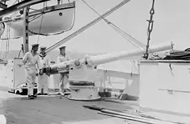 Canon de 10,5&nbsp;cm sur le SMS Bremen.