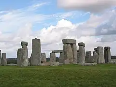 SE : enceinte circulaire, cercle et trilithes.