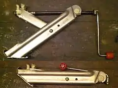 Cric à vis à simple appui (vu déplié et replié) pour surfaces non glissantes