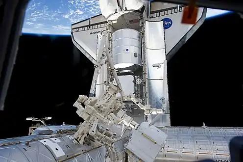 L'orbiteur Discovery amarré à la station spatiale internationale.