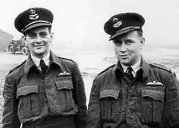 Portrait non officiel de deux hommes en uniformes militaires sombres et portant des képis