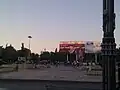 La jeunesse par un soir de fin d'été sur la place, en 2010