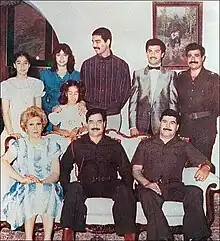 Saddam Hussein entouré de membres de sa famille au milieu des années 1986