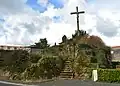 Le calvaire érigé sur les restes de la tour.