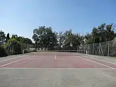 Le terrain de tennis.