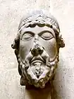 Tête de prophète provenant d'une statue-colonne de la façade occidentale de l'abbatiale Saint-Denis, 1137-1140.